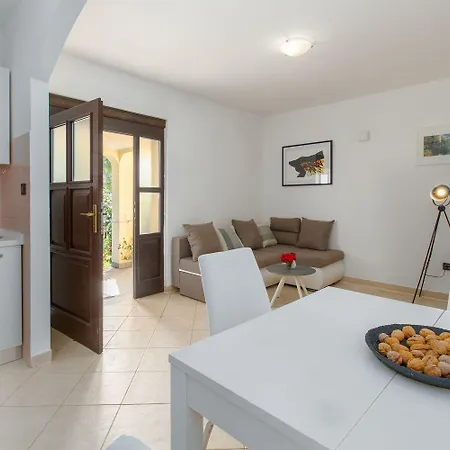 Malerisches In Der Mit Pool, Outdoor-kueche, Bbq, Spielplatz *