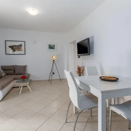 Appartement Malerisches In Der Mit Pool, Outdoor-kueche, Bbq, Spielplatz