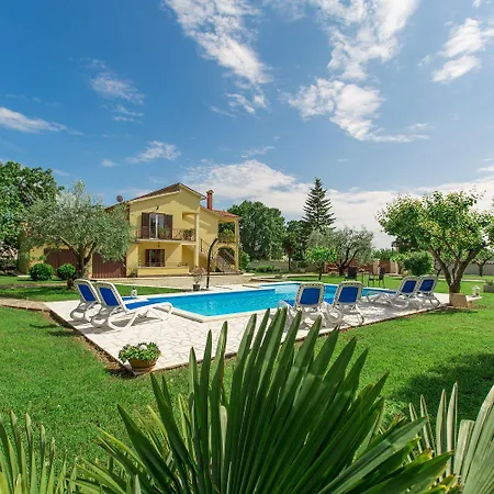 Malerisches In Der Mit Pool, Outdoor-kueche, Bbq, Spielplatz * Kirmenjak