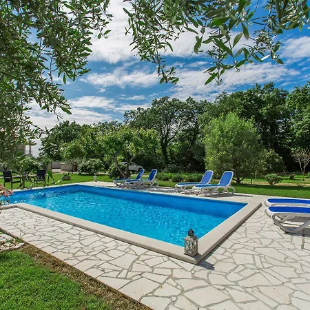 Malerisches In Der Mit Pool, Outdoor-kueche, Bbq, Spielplatz *