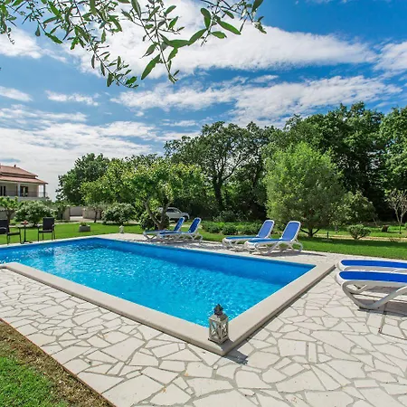 Malerisches In Der Mit Pool, Outdoor-kueche, Bbq, Spielplatz *