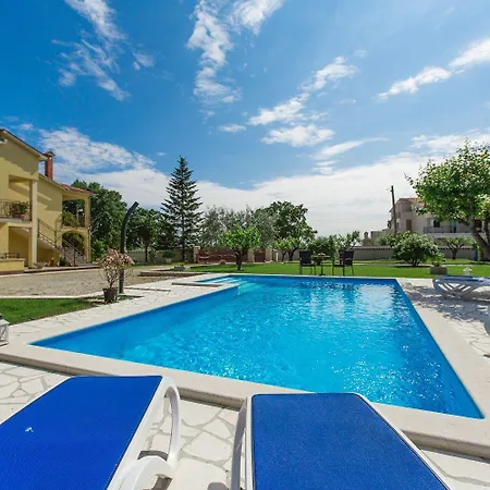 Malerisches In Der Mit Pool, Outdoor-kueche, Bbq, Spielplatz Kirmenjak