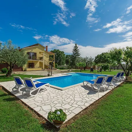 Malerisches In Der Mit Pool, Outdoor-kueche, Bbq, Spielplatz *